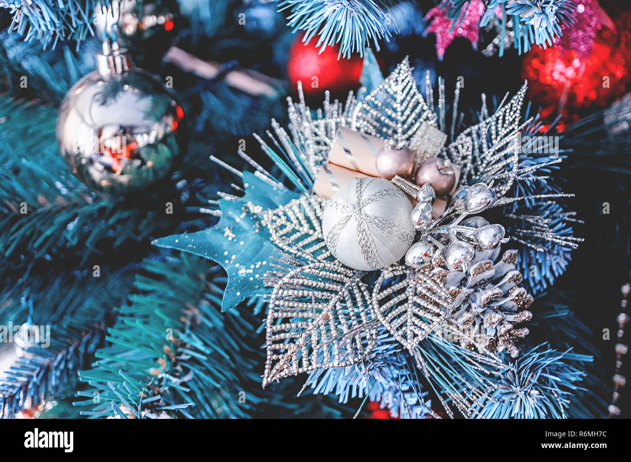 Bellissime decorazioni di Natale appeso a un albero di Natale. Decorazione della casa per Natale Foto Stock