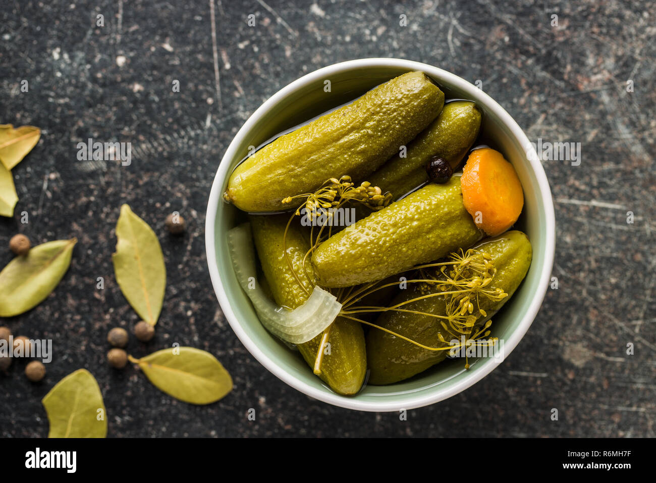 Sottaceti in ciotola. Cetrioli conservati. Foto Stock