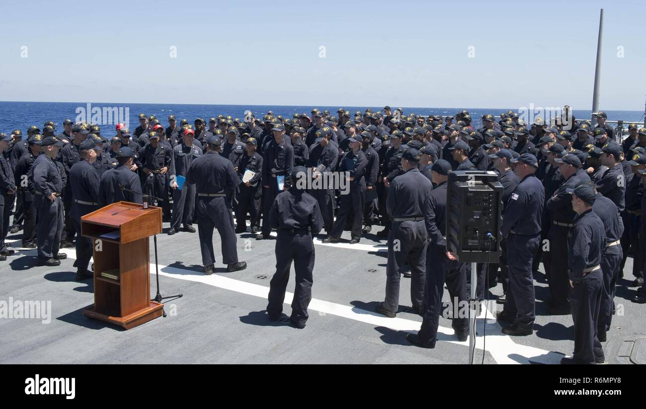 Mare Mediterraneo (28 maggio 2017) della Cmdr. Bryan Gallo, comandante della Arleigh Burke-class guidato-missile destroyer USS Ross (DDG 71), 28 maggio 2017, prevede la chiusura di commento durante una promozione e la cerimonia di premiazione. Ross, distribuita a Rota, Spagna, sta conducendo operazioni navali negli Stati Uniti Sesta flotta area di operazioni a sostegno degli Stati Uniti per gli interessi di sicurezza nazionali in Europa e in Africa. Foto Stock