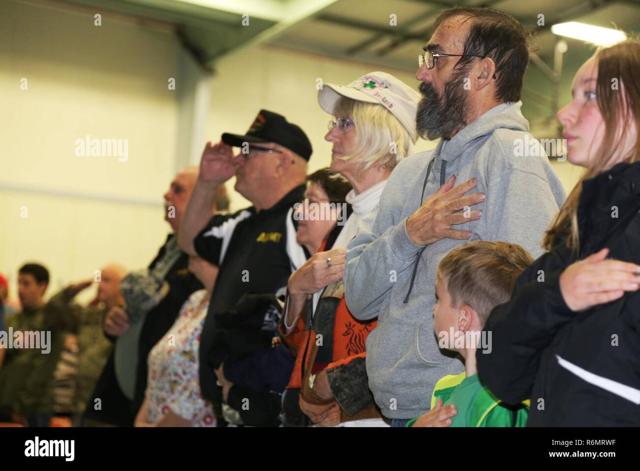 Il Vietnam i veterani e le loro famiglie partecipare al Vietnam Veterans Benvenuti Home cerimonia tenutasi il 20 maggio 2017, a Fort McCoy, Wis. ogni veterano ha ricevuto un Vietnam Veterans Spilla durante l'evento. La cerimonia è stata uno dei tanti che avvengono intorno agli Stati Uniti che riconosce ufficialmente i veterani che hanno servito tra Maggio 1, 1955, e nov. 15, 1975. La cerimonia è stata anche svolta in concomitanza con il 2017 Fort McCoy Forze Armate giorno Open House. Foto Stock