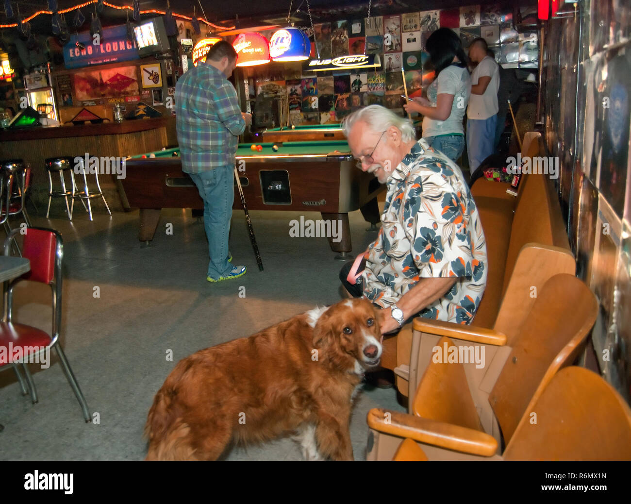 Albert Morton animali domestici il suo cane, Sweetie, come patroni biliardo a Echo Lounge Febbraio 28, 2011 a Meridian, Mississippi. Foto Stock