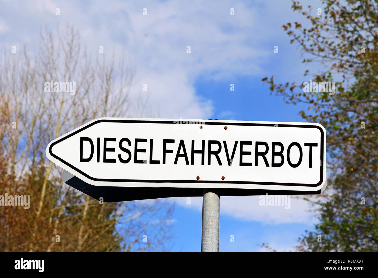 Cartello stradale diesel divieto di guida. segno divieto di circolazione per le autovetture diesel Foto Stock
