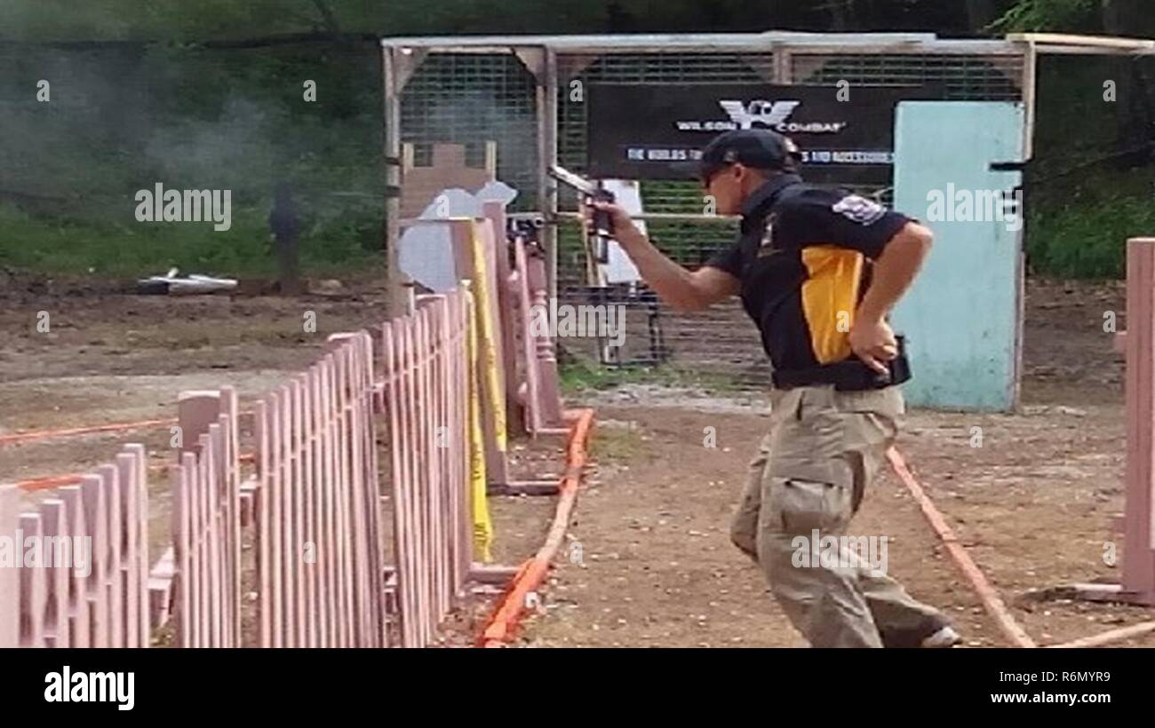 Barry, IL - Spc. Giacobbe Hetherington da Prescott, Arizona, si sposta alla sua destra mentre si ricarica durante il 2017 Stati Uniti pratici Associazione di tiro Foto Stock