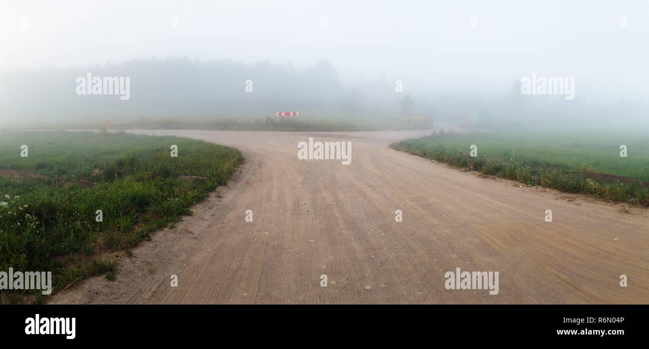 La nebbia e la strada di ghiaia Foto Stock