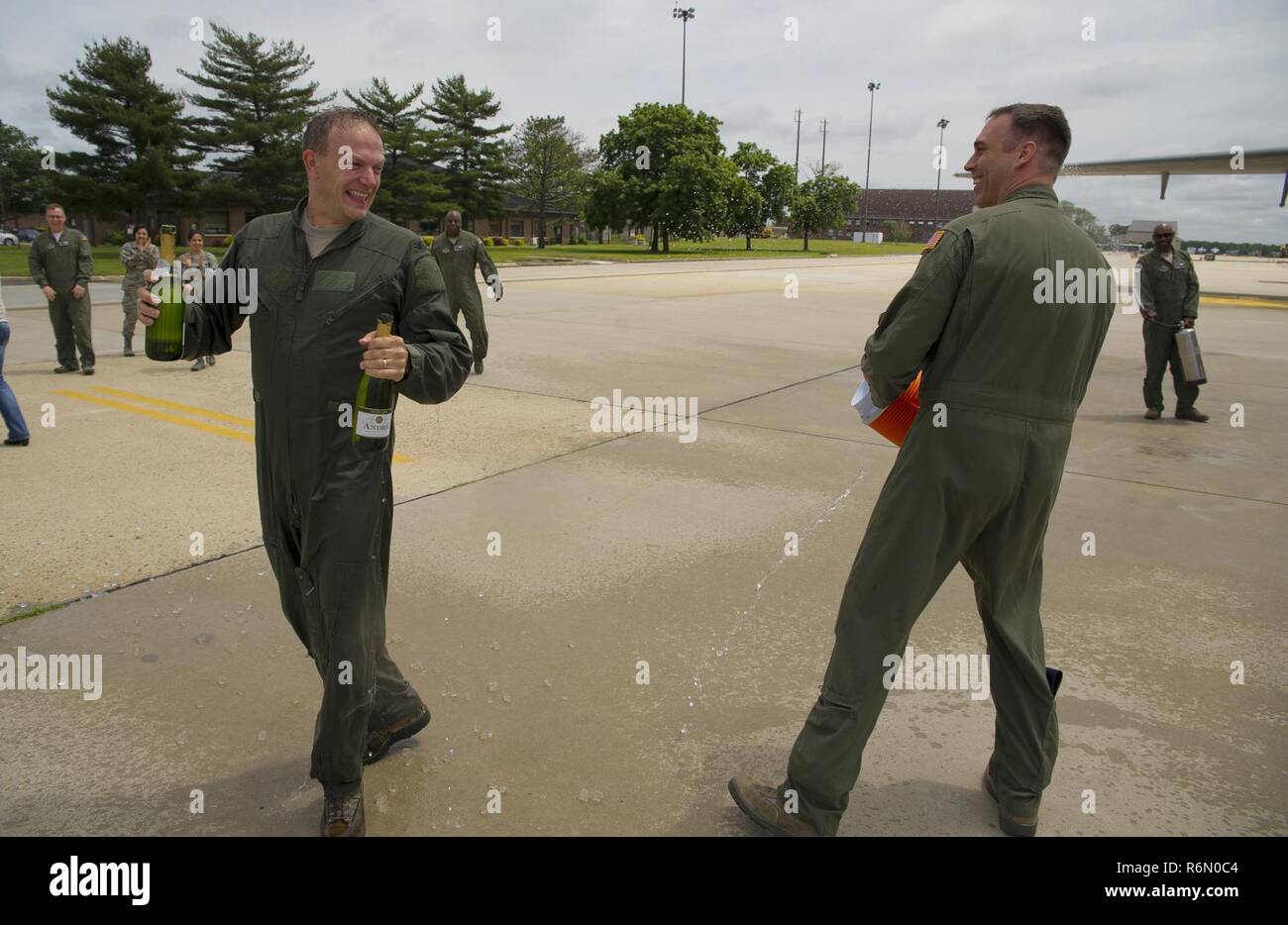 Col. Robert Dunham, 514th gruppo Operations commander, volò il suo 'fini' di volo su un KC-10 Extender, 31 maggio. Dunham, che è stato con la 514th aria mobilità ala fin dal 1999, è di ritirarvi dal dazio dopo quasi trenta anni di servizio con la forza aerea e Air Force riserva. Il 'Fini' di volo è un tempo onorata tradizione segnando il pensionamento di un pilota attraverso un volo finale. Dopo l'atterraggio il pilota è spesso spruzzati o bagnati con acqua e champagne da amici, famiglia e equipaggio per celebrare il suo completamento Foto Stock