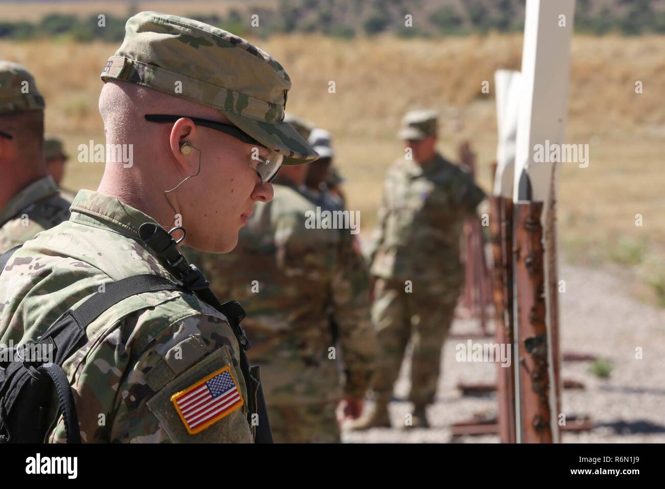 Stati Uniti Army Spc. Justin Carter, assegnato al segnale 311th comando, 275° Signal Company, esamina la sua shot gruppo durante il processo di familiarizzazione di gamma a Fort Huachuca, Az., 12 maggio 2017. Carter ha partecipato nella gamma familiarizzazione a prepararsi per il 2017 Rete Tecnologia Enterprise Command guerriero migliore concorrenza. Foto Stock