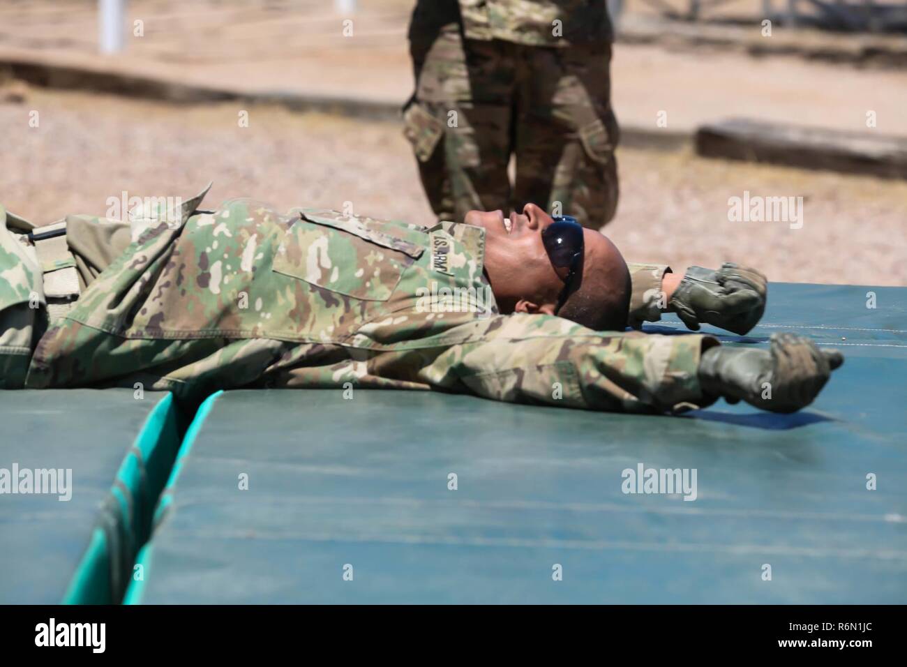 Stati Uniti Il personale dell'esercito Sgt. Brian Randall, assegnati al 7 il segnale di comando (teatro), Esercito degli Stati Uniti della attività del segnale - Fort Detrick, appoggia dopo il completamento di un percorso ad ostacoli a Fort Huachuca, Az., 15 maggio 2017. Randall, un concorrente nella rete Enterprise Technology Command (NETCOM) Warrior Concorrenza, cerca di guadagnare il titolo del 2017 NETCOM sottufficiale dell'anno. Foto Stock