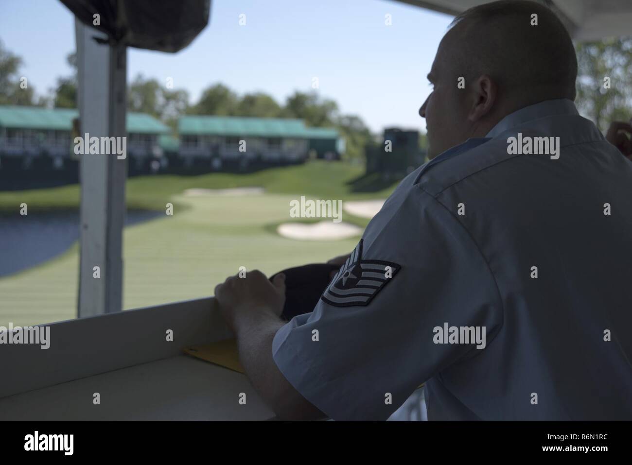 Membri della Guardia Nazionale e il 179th Airlift Wing host apprezzamento militare giorno all'annuale quarantaduesima Memorial torneo su 31 maggio 2017, a Muirfield Village Golf Club in Dublin, Ohio. Questi eventi fornire ai soci in Ohio Guardia nazionale la possibilità di condividere con il pubblico come essi supportano le loro comunità locali e rispondere per lo Stato federale e missioni. (Air National Guard Foto Stock