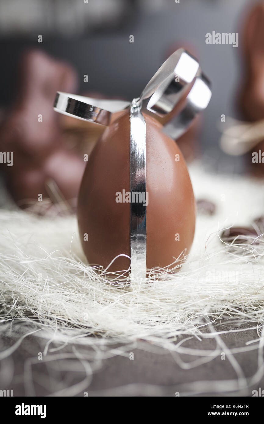 Al delizioso cioccolato uovo di Pasqua con un nastro Foto Stock