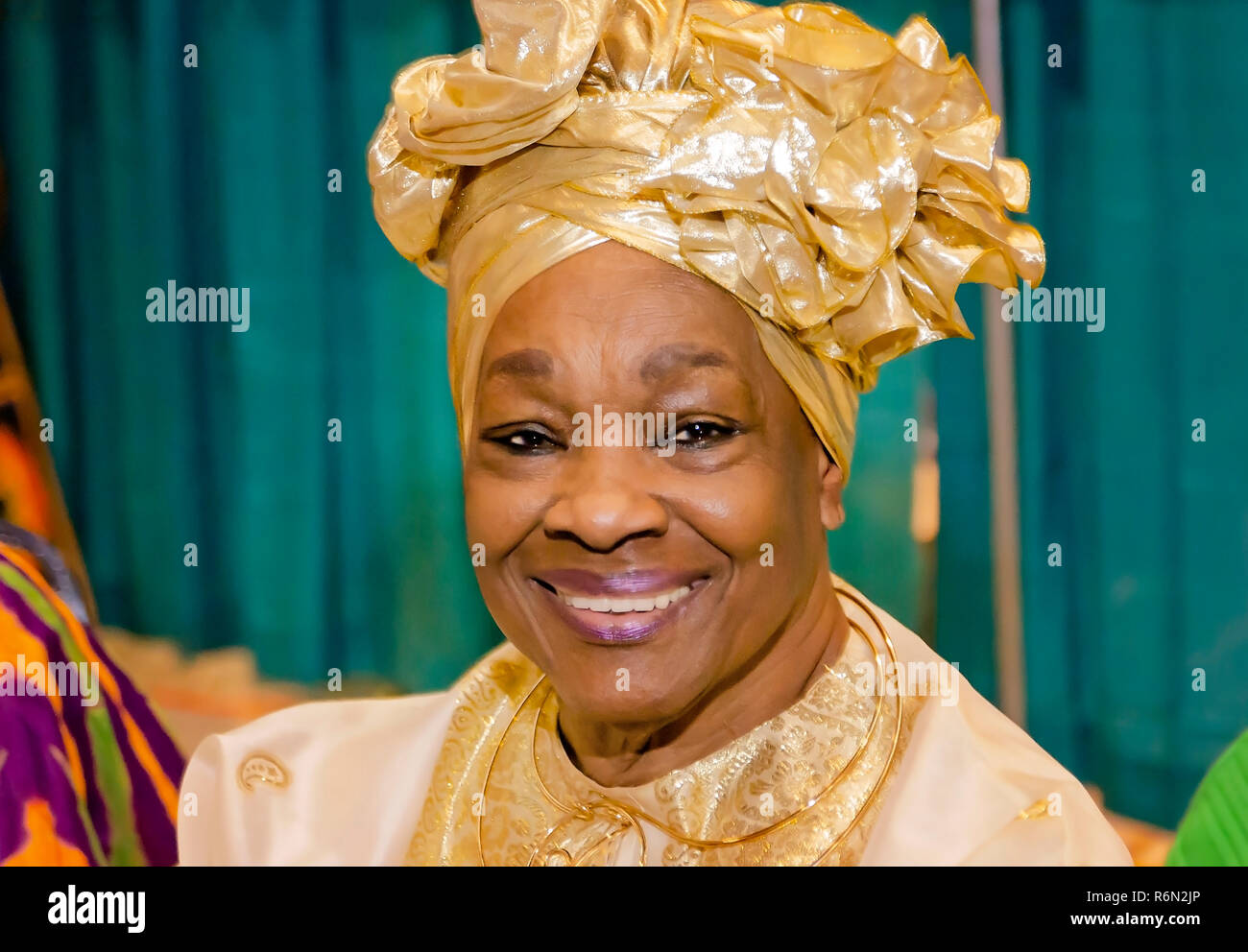 Una donna nigeriana indossa un copricapo tradizionale presso la trentaquattresima Mobile annuale Festival Internazionale, nov. 17, 2018 in Mobile, Alabama. Foto Stock