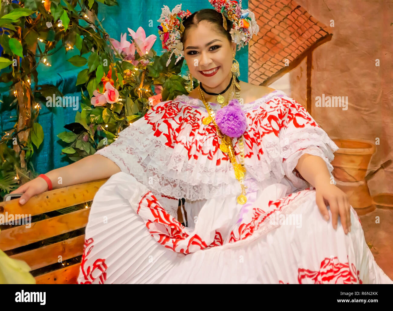 Una donna panamense vende souvenir alla XXXIV Mobile annuale Festival Internazionale, nov. 17, 2018 in Mobile, Alabama. Foto Stock