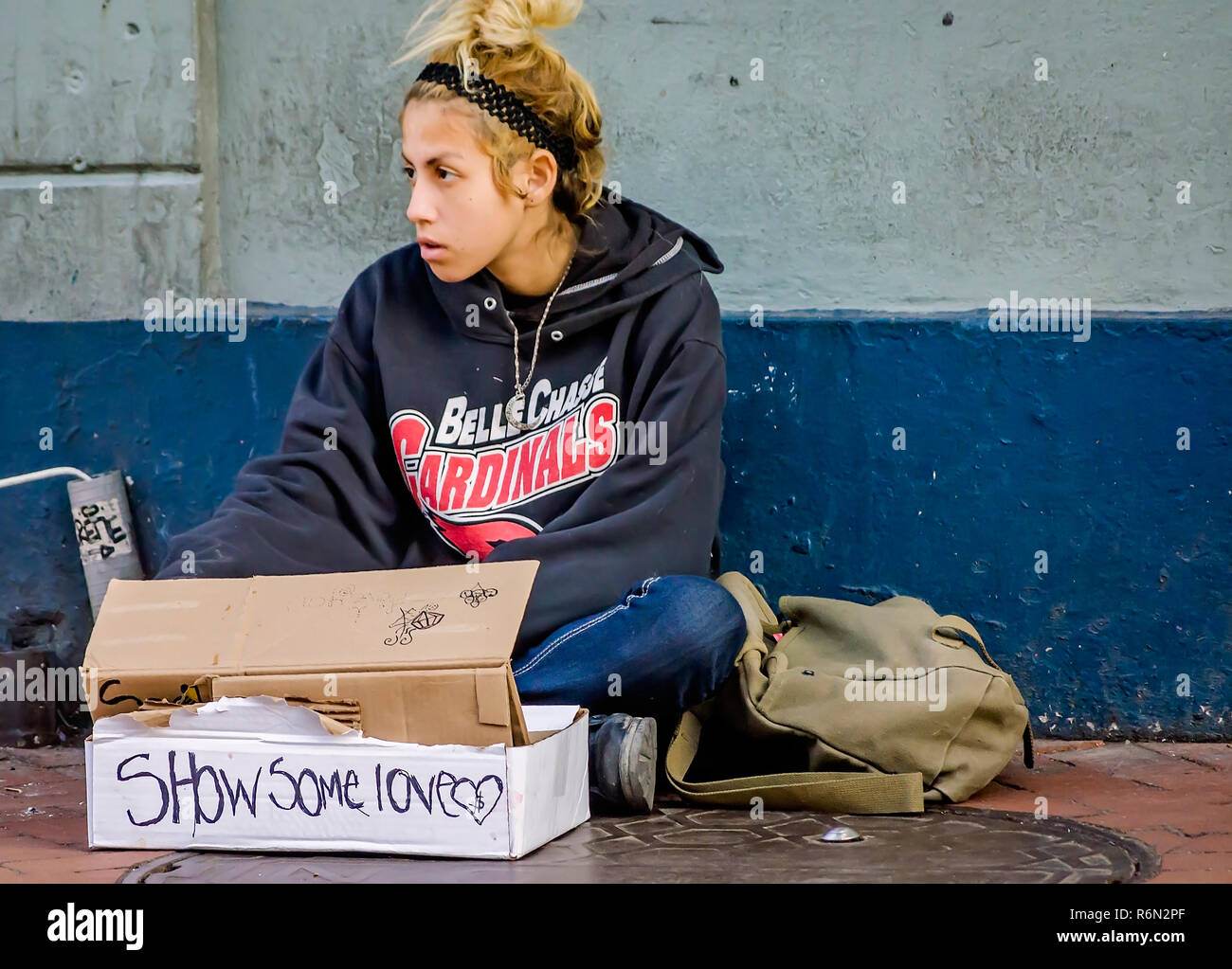 Una giovane ragazza senzatetto panhandles su Bourbon Street, nov. 15, 2015, New Orleans, in Louisiana. Foto Stock