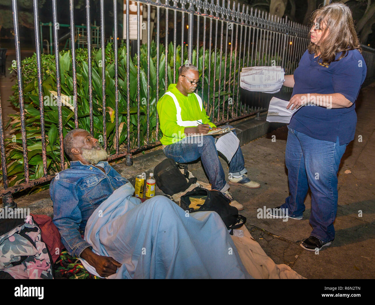 Unità di lavoratori di outreach Kathleen Nord e Clarence White valutare un senzatetto veterano, nov. 11, 2015, New Orleans, in Louisiana. Foto Stock