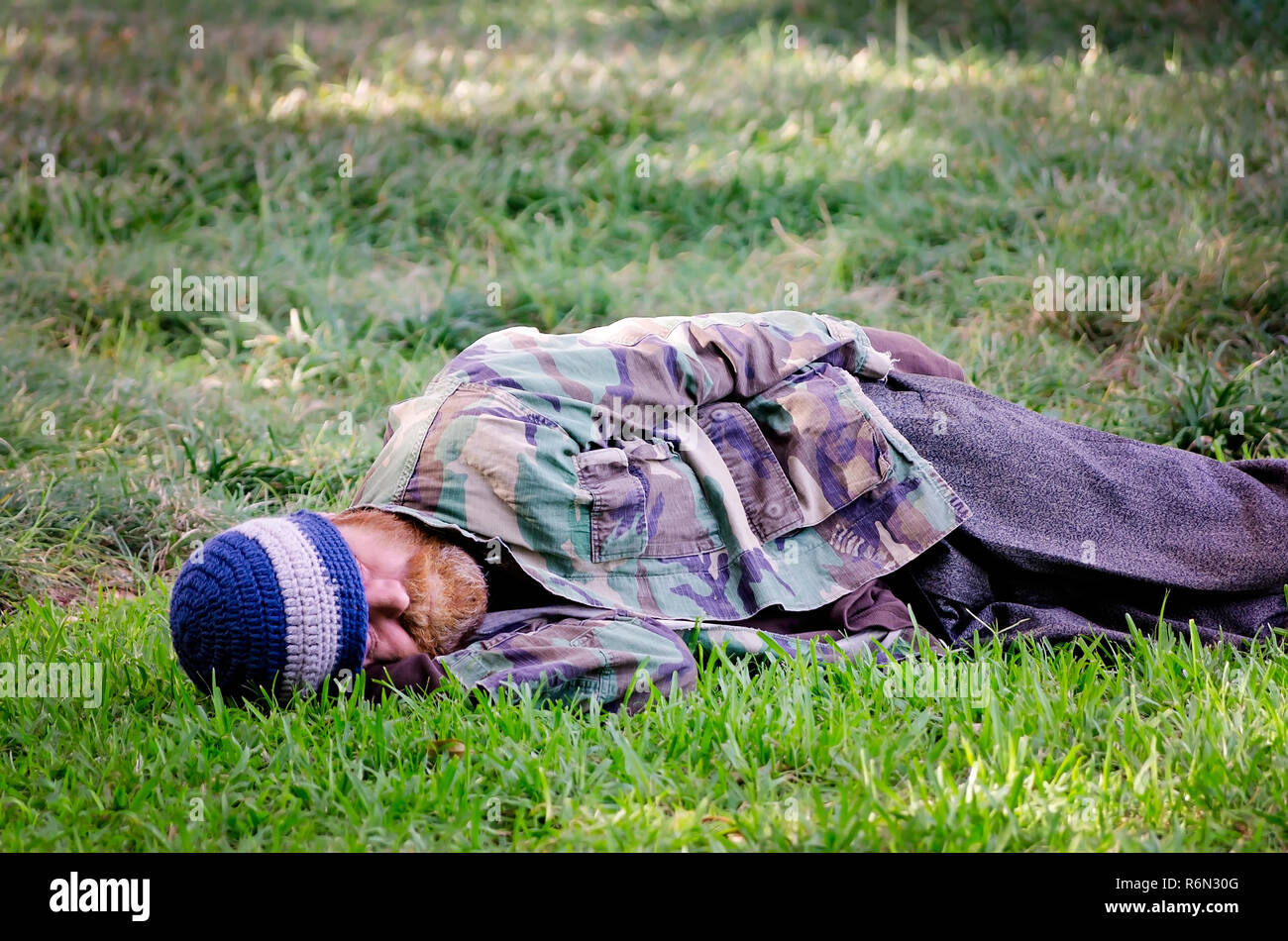 Un senzatetto uomo dorme in Jackson Square, nov. 15, 2015, New Orleans, in Louisiana. (Foto di Carmen K. Sisson/Cloudybright) Foto Stock