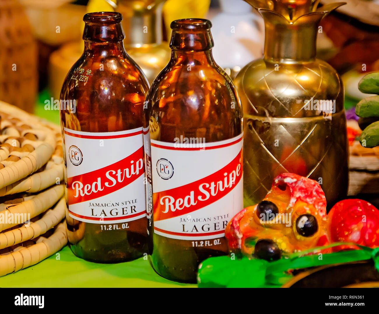 Due bottiglie di giamaicano Red Stripe birra vengono visualizzati in corrispondenza della trentaquattresima Mobile annuale Festival Internazionale, nov. 17, 2018 in Mobile, Alabama. Foto Stock