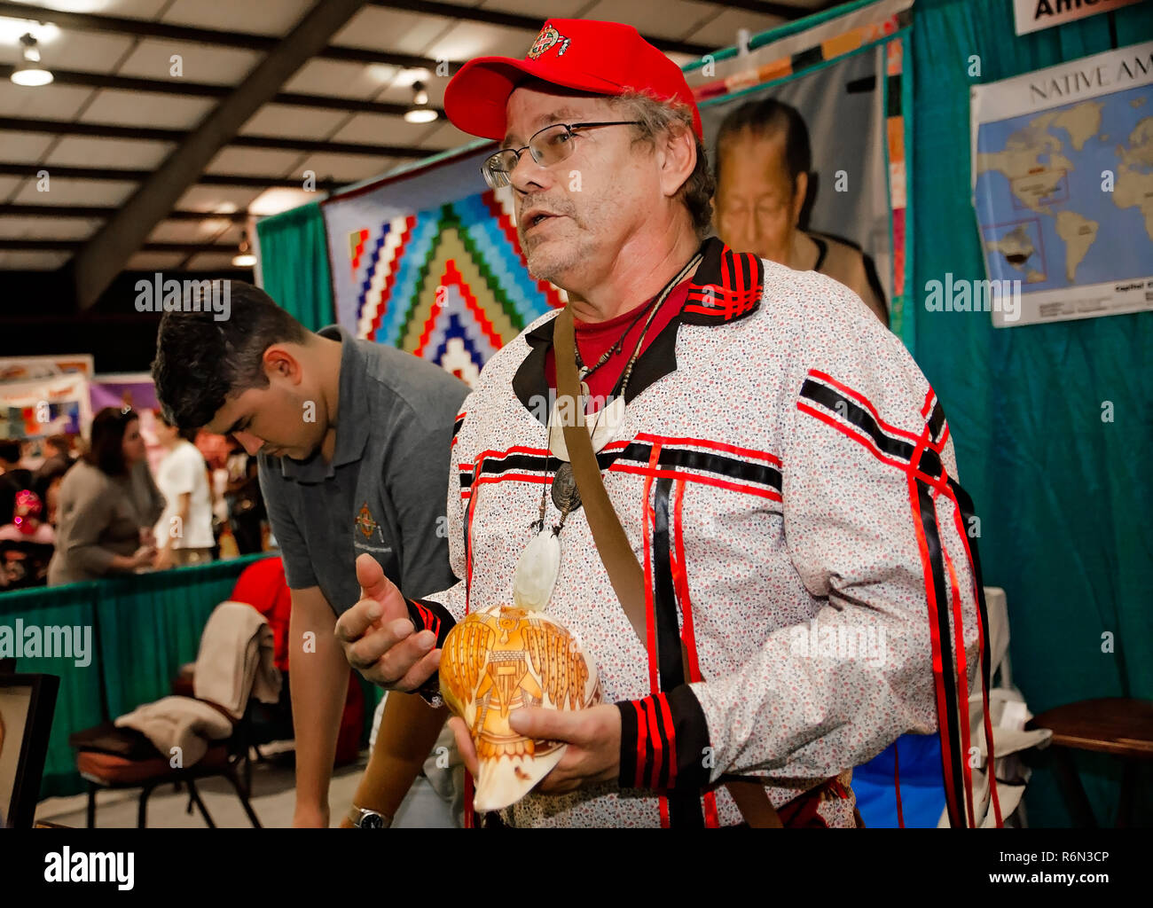 Amember del Poarch Creek tribù indiani, discute Native American shell carving al Mobile Festival Internazionale di Mobile, Alabama. Foto Stock