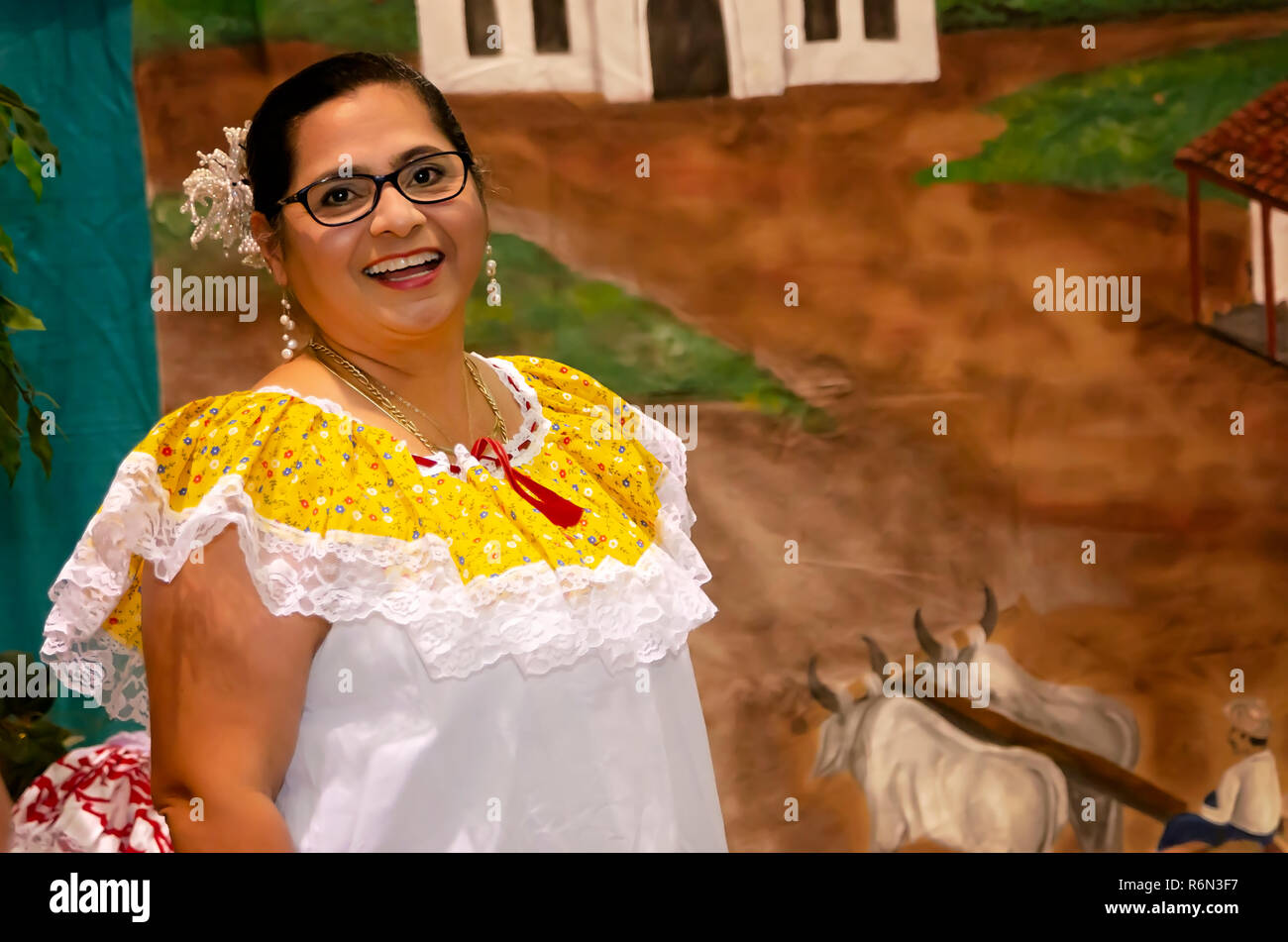 Una donna panamense sorrisi a 34th Mobile annuale Festival Internazionale, nov. 17, 2018 in Mobile, Alabama. Foto Stock