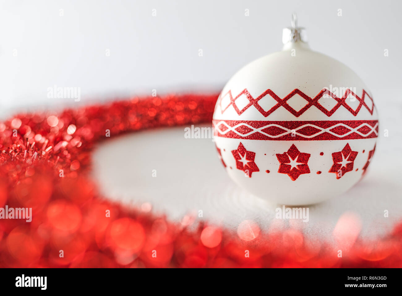 Sfondi Natalizi Rossi.Decorazioni Di Natale Bel Rosso E Bianco A Sfere Di Vetro E Nastro Rosso Su Sfondo Bianco Foto Stock Alamy