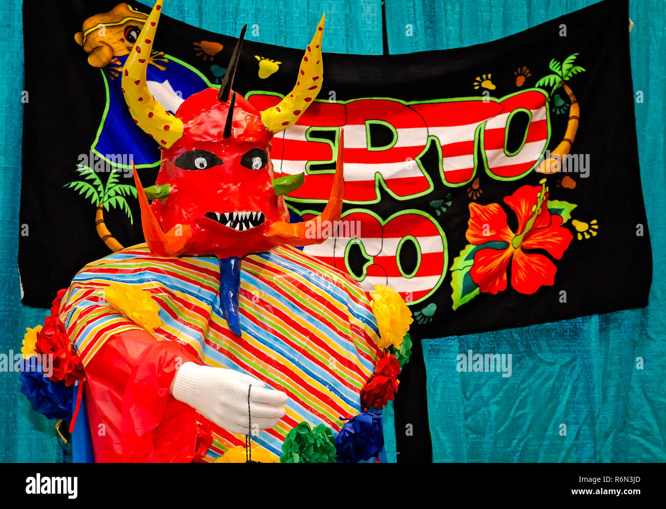 Un Portoricano vejigante sta di guardia presso la trentaquattresima Mobile annuale Festival Internazionale, nov. 17, 2018 in Mobile, Alabama. Foto Stock