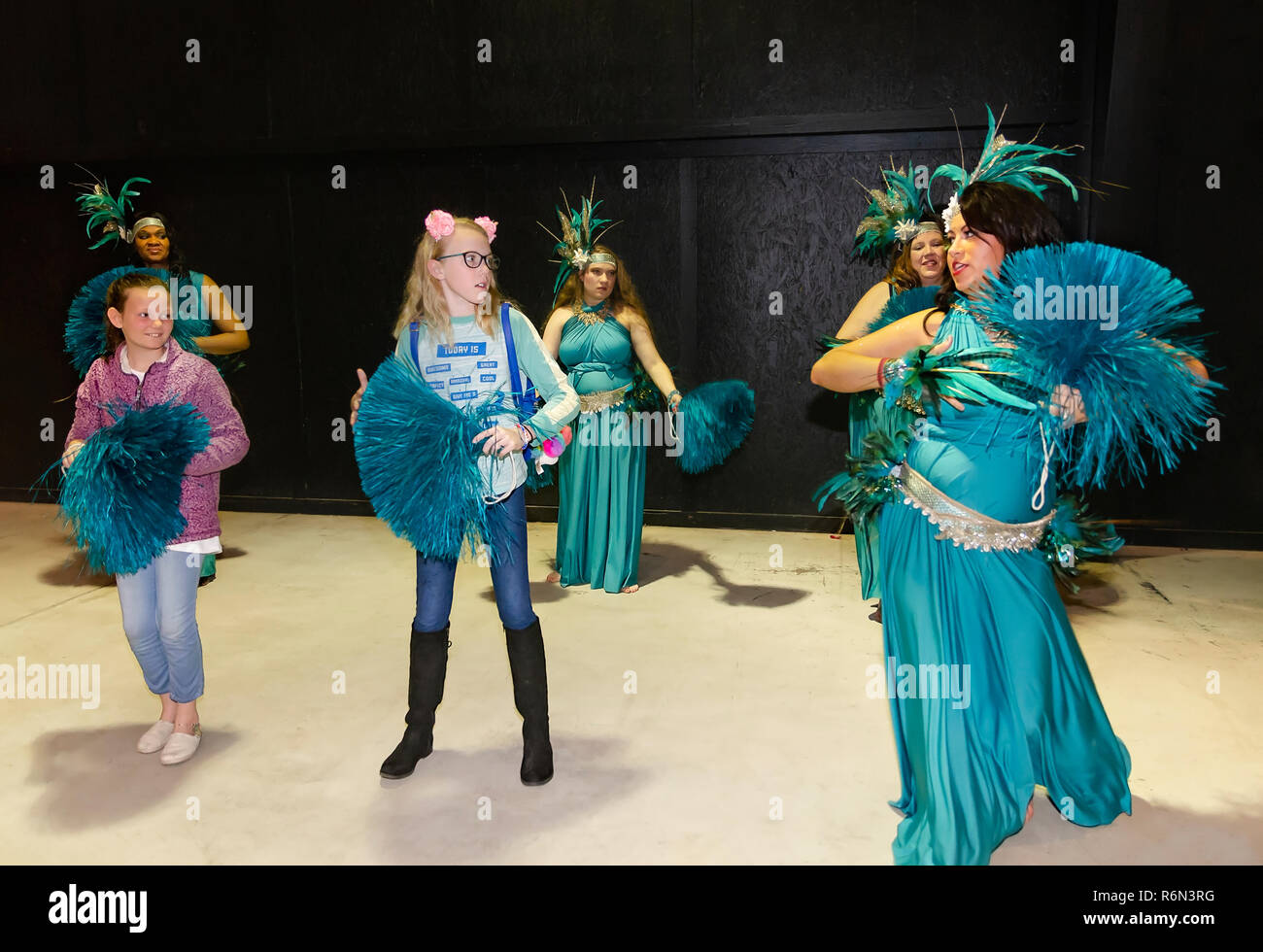 Ballerini polinesiano insegnare ai bambini la otea, un tahitiano tradizionale danza, alla trentaquattresima Mobile annuale Festival Internazionale, nov. 17, 2018 in Mobile, Foto Stock