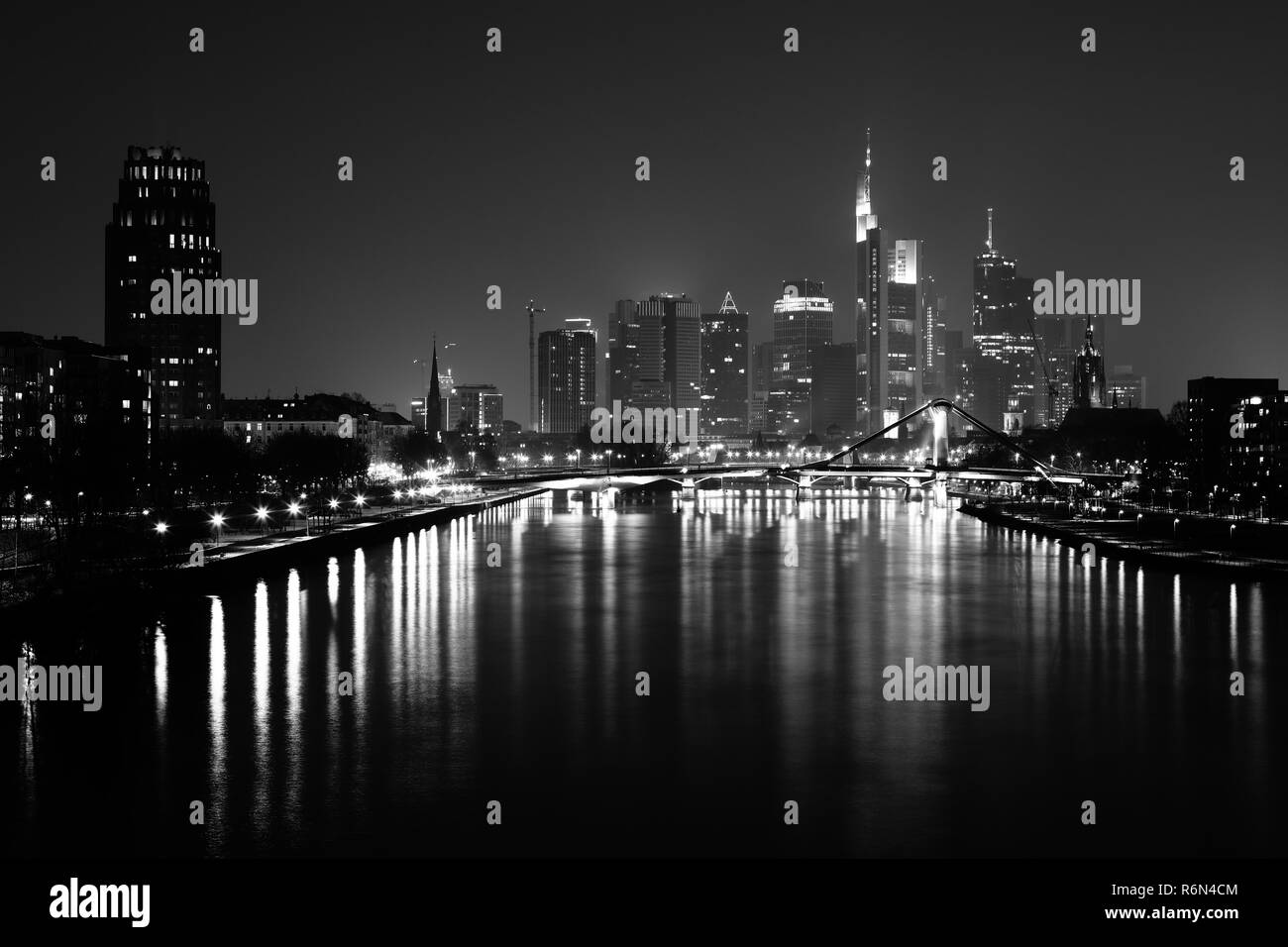 Lo skyline di Francoforte di notte Foto Stock