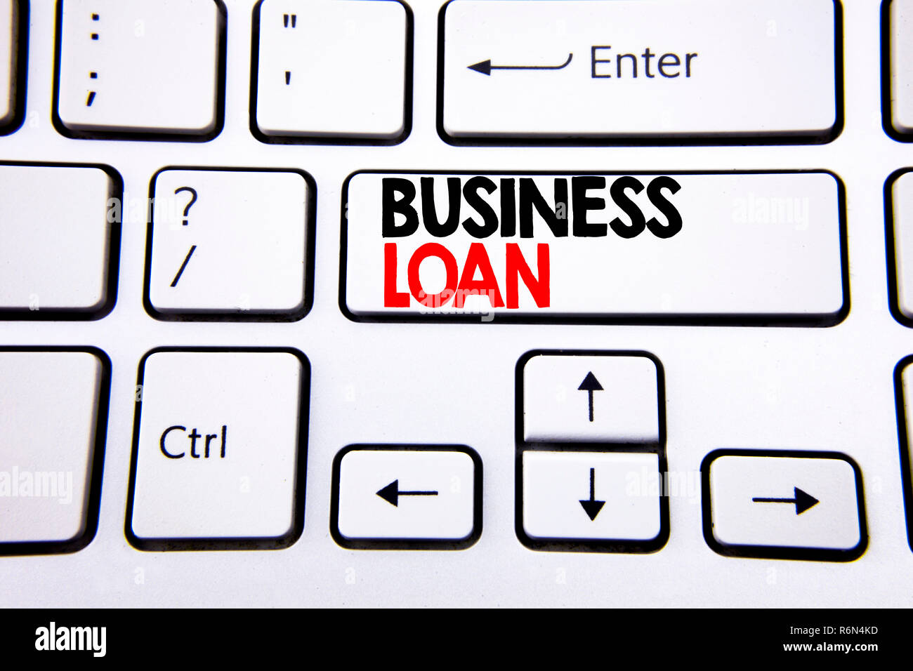 La scrittura a mano didascalia di testo ispirazione mostra prestito di affari. Il concetto di Business prestiti per finanziare il credito scritto su bianco tasto della tastiera con copia spazio. Vista dall'alto. Foto Stock