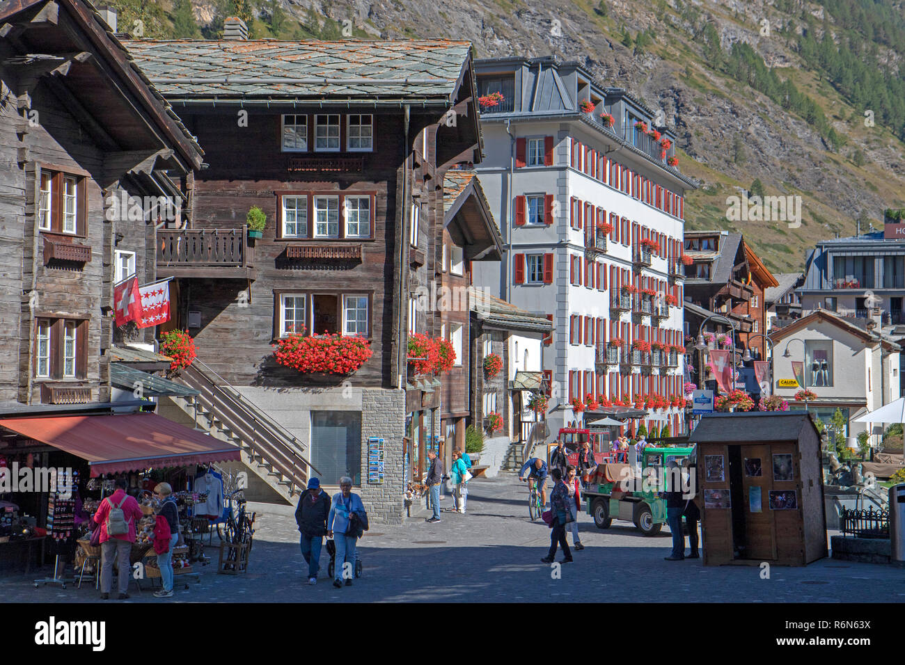 La strada principale in esecuzione oltre la piazza centrale di Zermatt Foto Stock