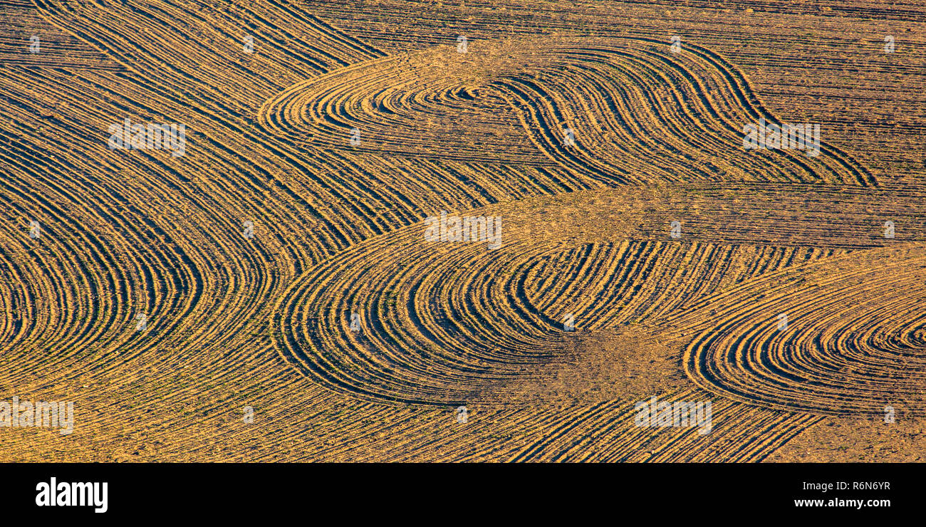 Tilling marrone con curvatura via contrassegni campo libere Foto Stock