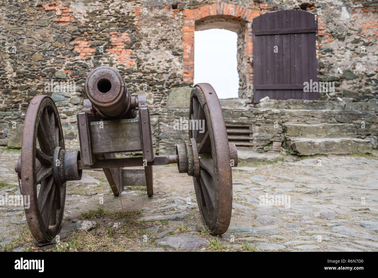 Il vecchio cannone in ottone nel castello di Bolkow Foto Stock