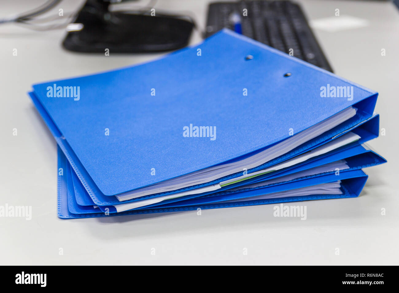 Cartella di file e la pila di business report file di carta sulla scrivania in ufficio Foto Stock