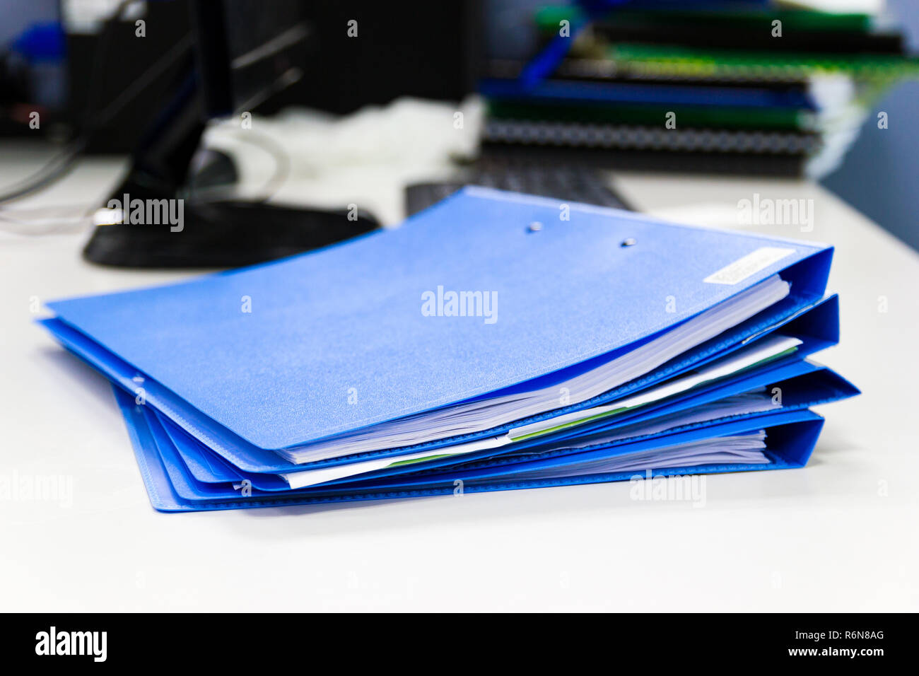 Cartella di file e la pila di business report file di carta sulla scrivania in ufficio Foto Stock