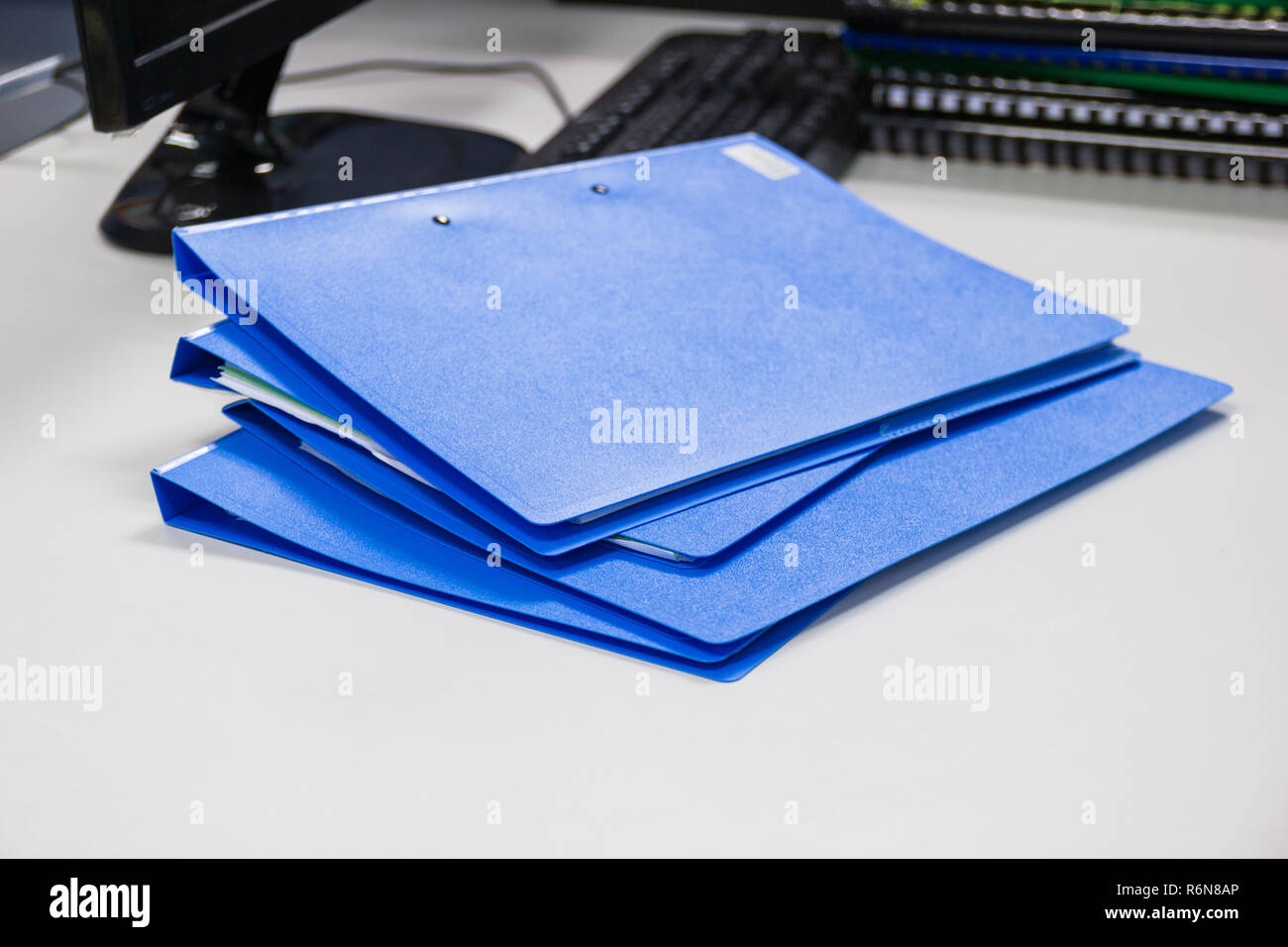 Cartella di file e la pila di business report file di carta sulla scrivania in ufficio Foto Stock