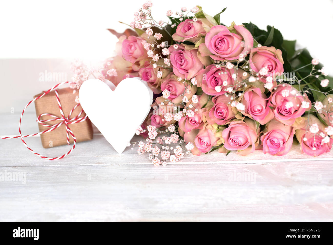 La festa della mamma regalo con un cuore e le rose rosa Foto Stock