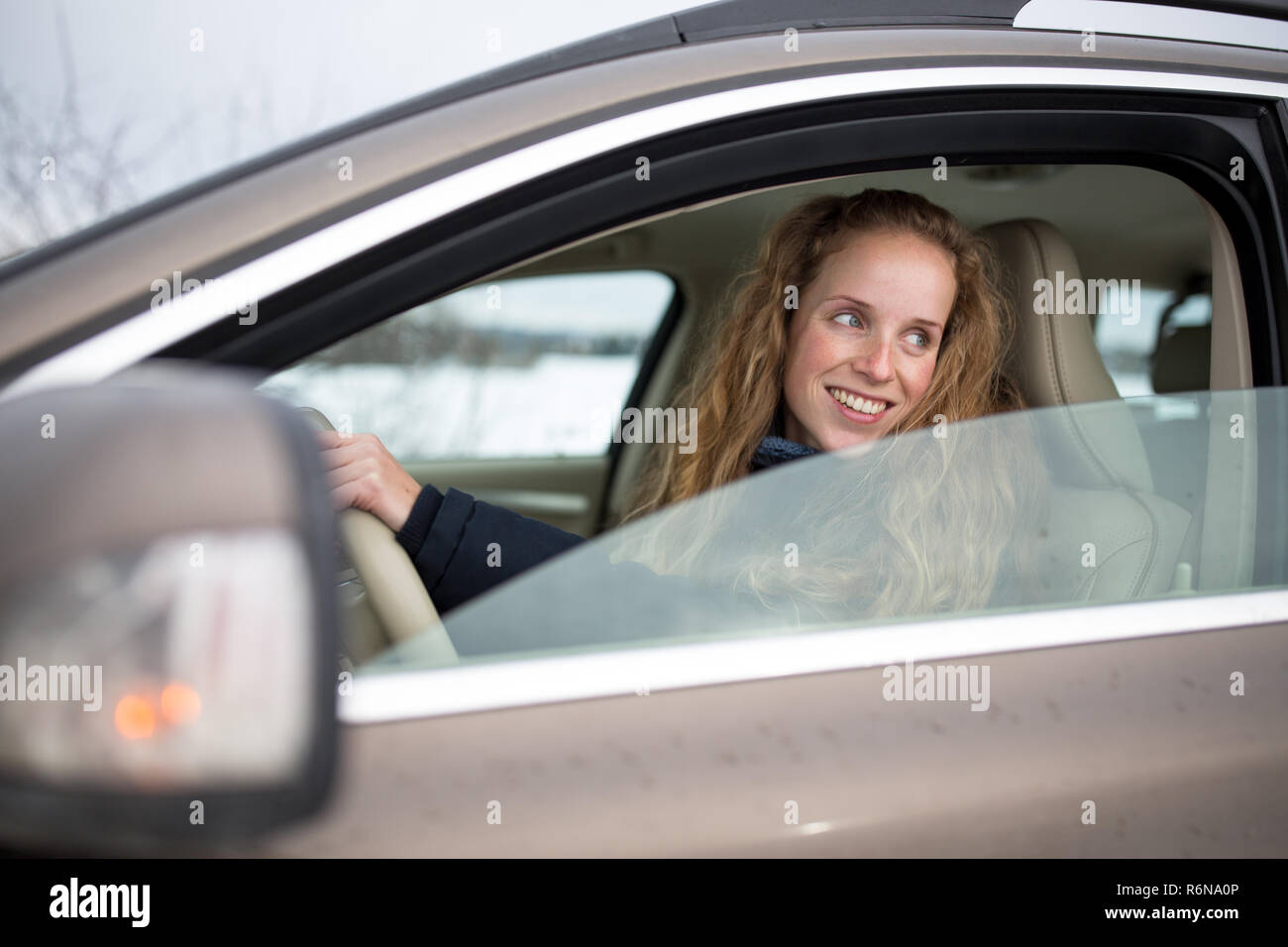 Piuttosto giovane donna alla guida la sua nuova vettura (SHALLOW DOF dai toni di colore immagine) Foto Stock