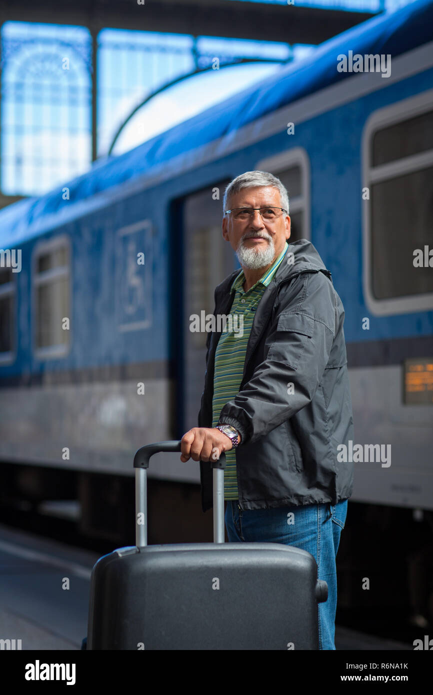 Bello il senior uomo prendendo un treno, in attesa che la sua famiglia a prenderlo (toni di colore immagine) Foto Stock