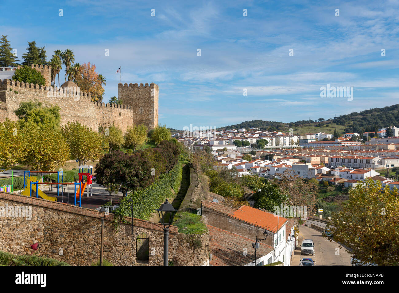 JEREZ DE LOS CABALLEROS, BADAJOZ, Spagna - 24 novembre 2018: mura del XIII secolo di origine templare Foto Stock
