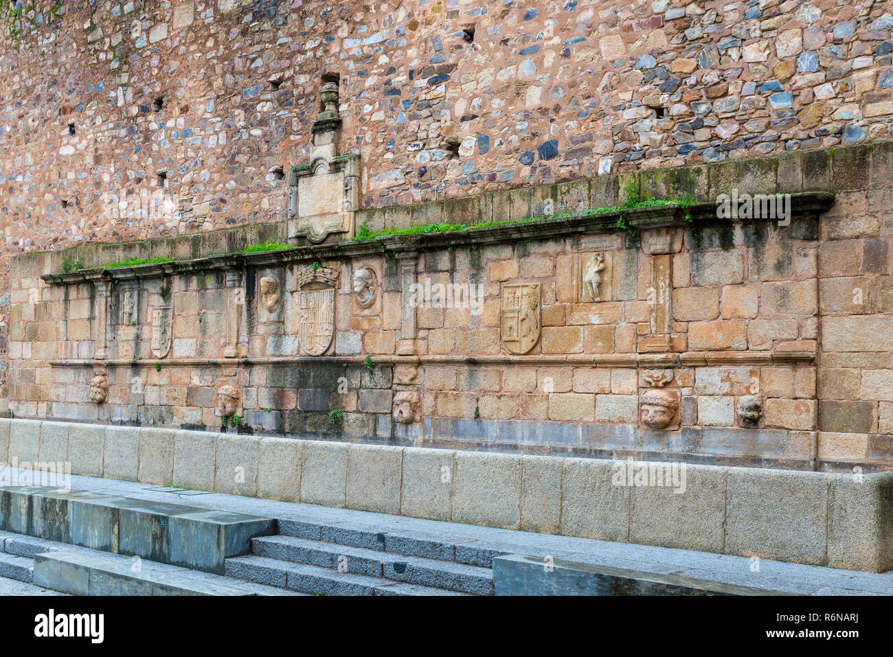 CACERES, Spagna - 25 novembre 2018: fontana nel Forum di Balbos o atrio del Corregidor Foto Stock