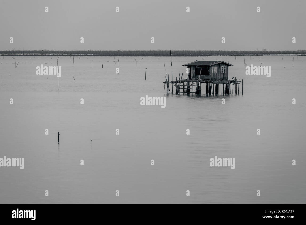 In bianco e nero di casa di pescatori sull oceano. Foto Stock