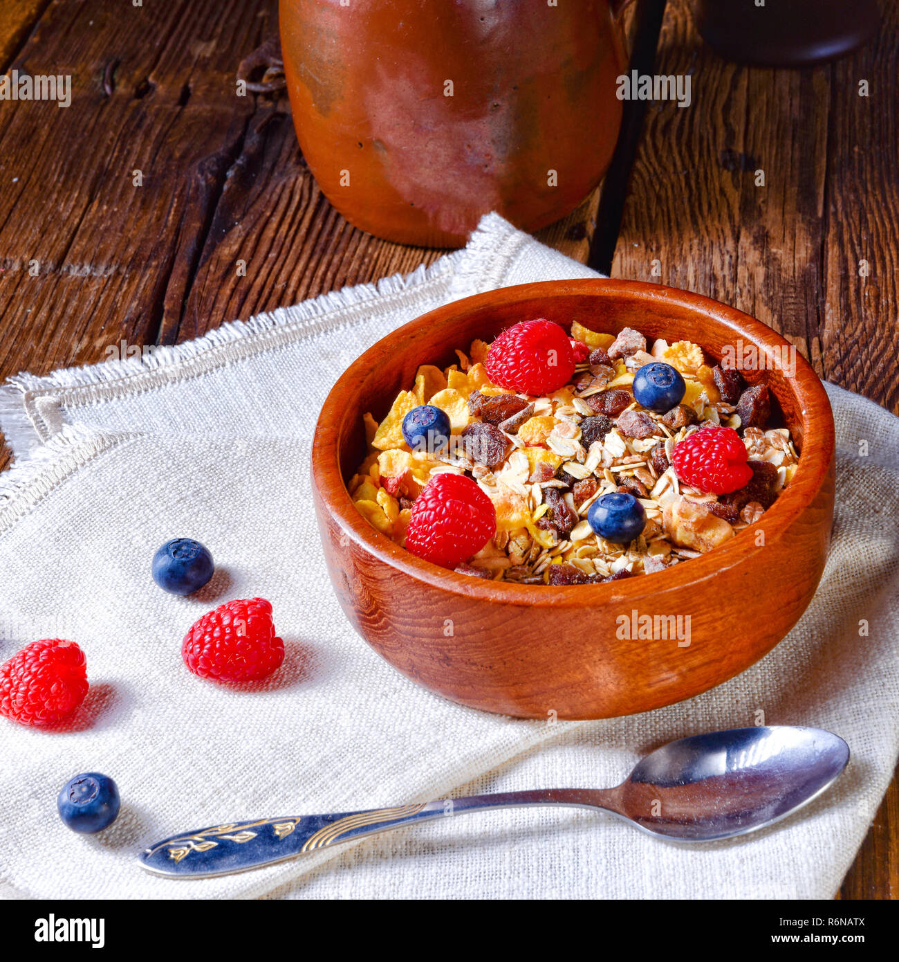 Rustico colazione muesli con frutti di bosco Foto Stock