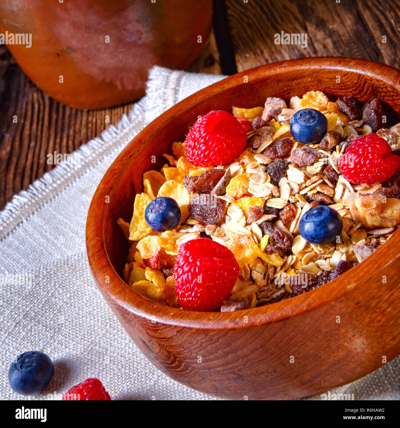 Rustico colazione muesli con frutti di bosco Foto Stock