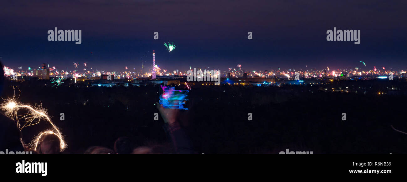 Panorama di Berlino di notte. Capodanno fuochi d'artificio Foto stock -  Alamy