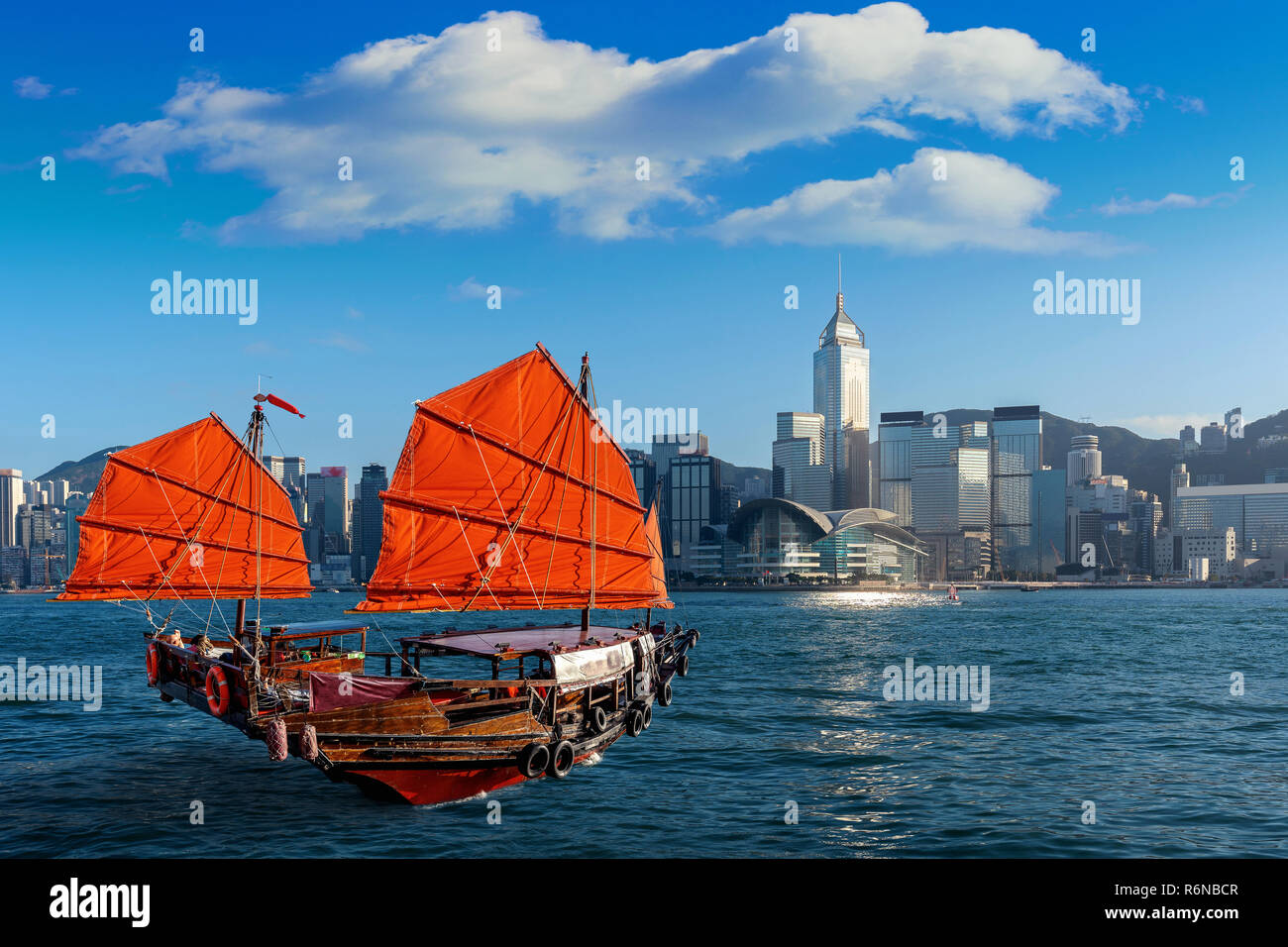 Victoria Harbour con nave posta indesiderata in Hong Kong. Foto Stock