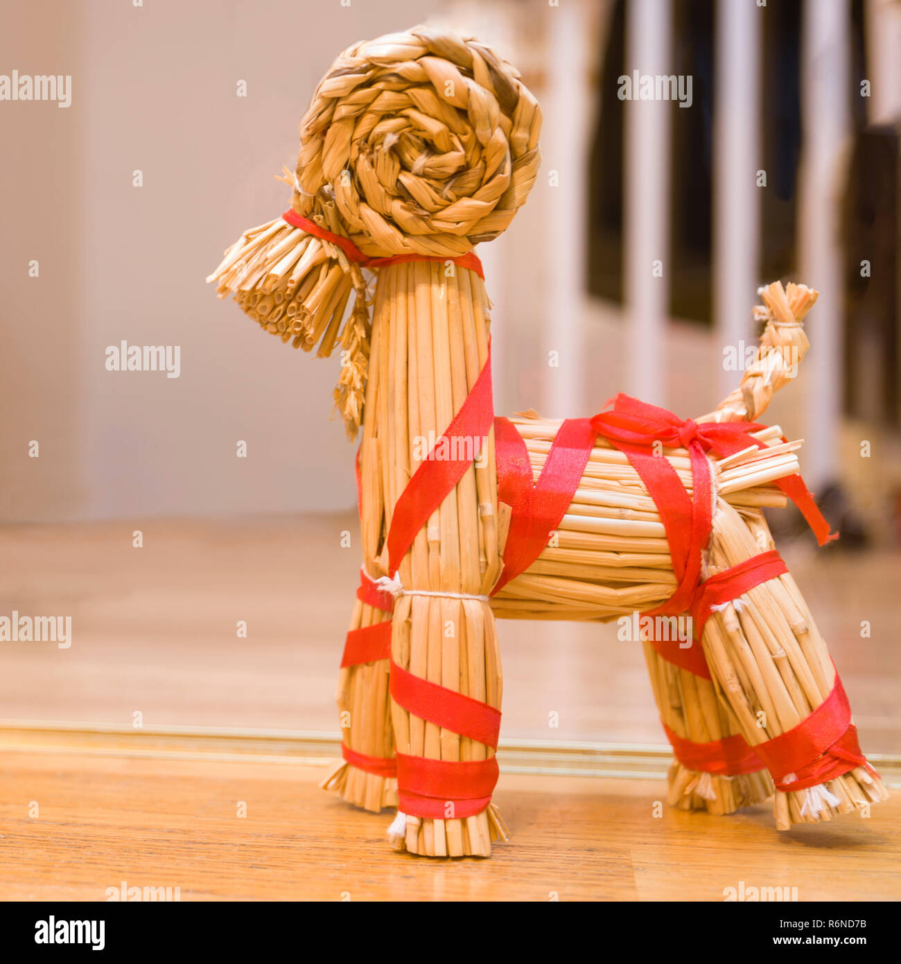 FLODA, Svezia - 28 novembre 2018: vista ravvicinata di tipico svedese di paglia fatti a mano ornamento di Natale Yule capra decorato con nastro rosso Foto Stock