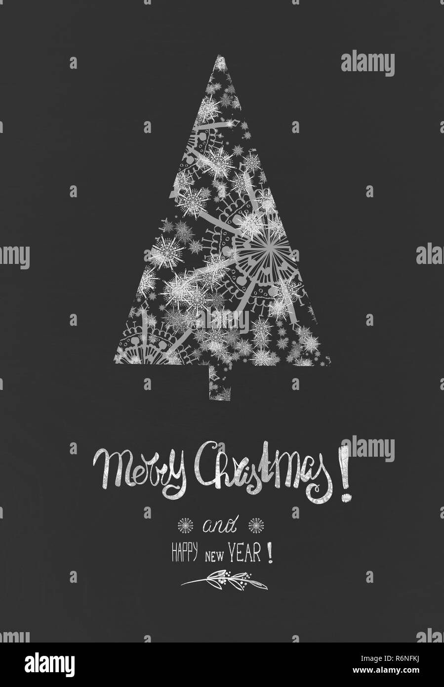 Scheda di Natale con i fiocchi di neve albero di Natale in colore bianco con caratteri di testo: Buon Natale e Felice Anno Nuovo su sfondo scuro Foto Stock