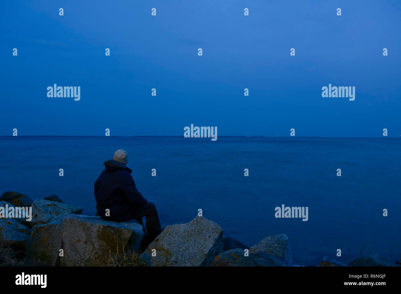 uomo a mare Foto Stock