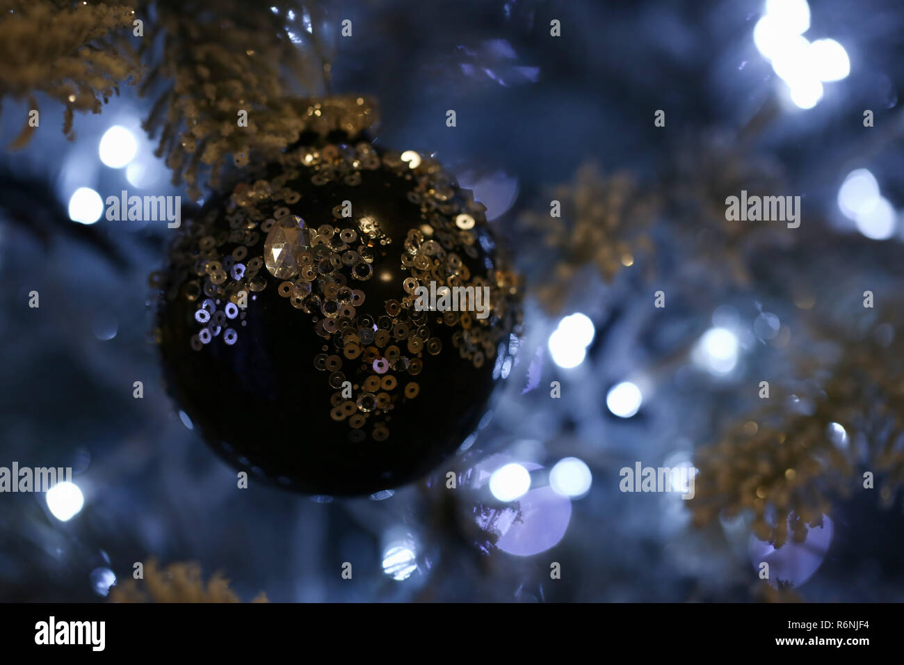Palla nera appeso sul Natale Foto Stock