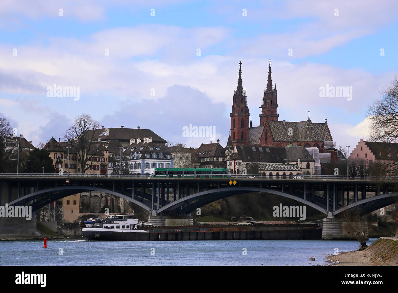 Navigazione sul Reno nei pressi di Basilea di fronte wettsteinbrÃ¼cke e mÃ¼nster Foto Stock