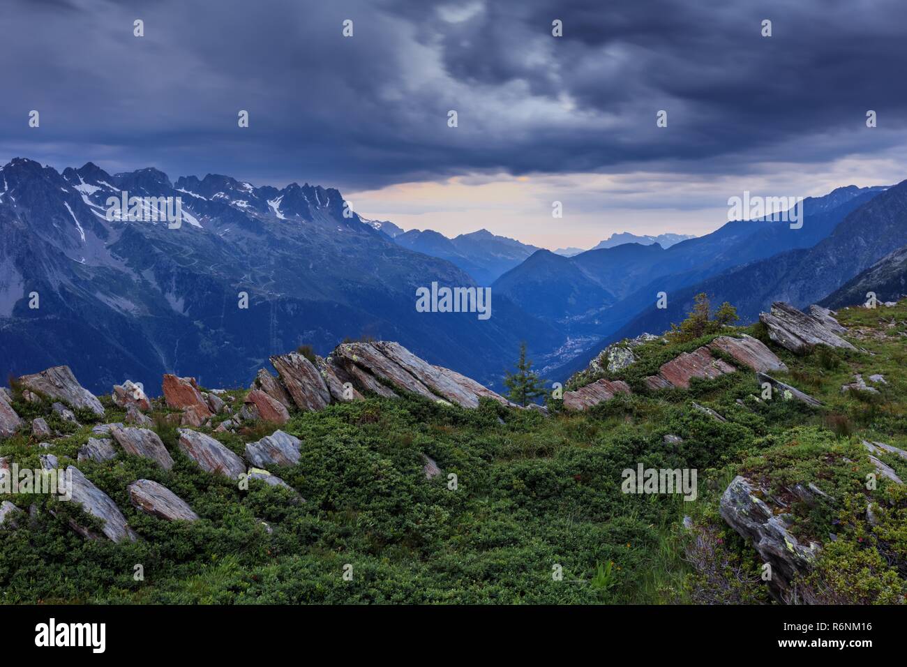 Valle di Chamonix tra le nuvole. Francia Foto Stock