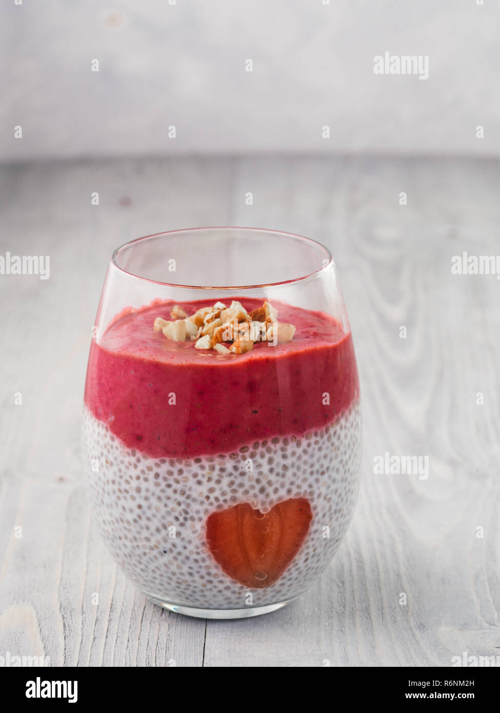 Il giorno di San Valentino Chia pudding con cuore di fragola Foto Stock