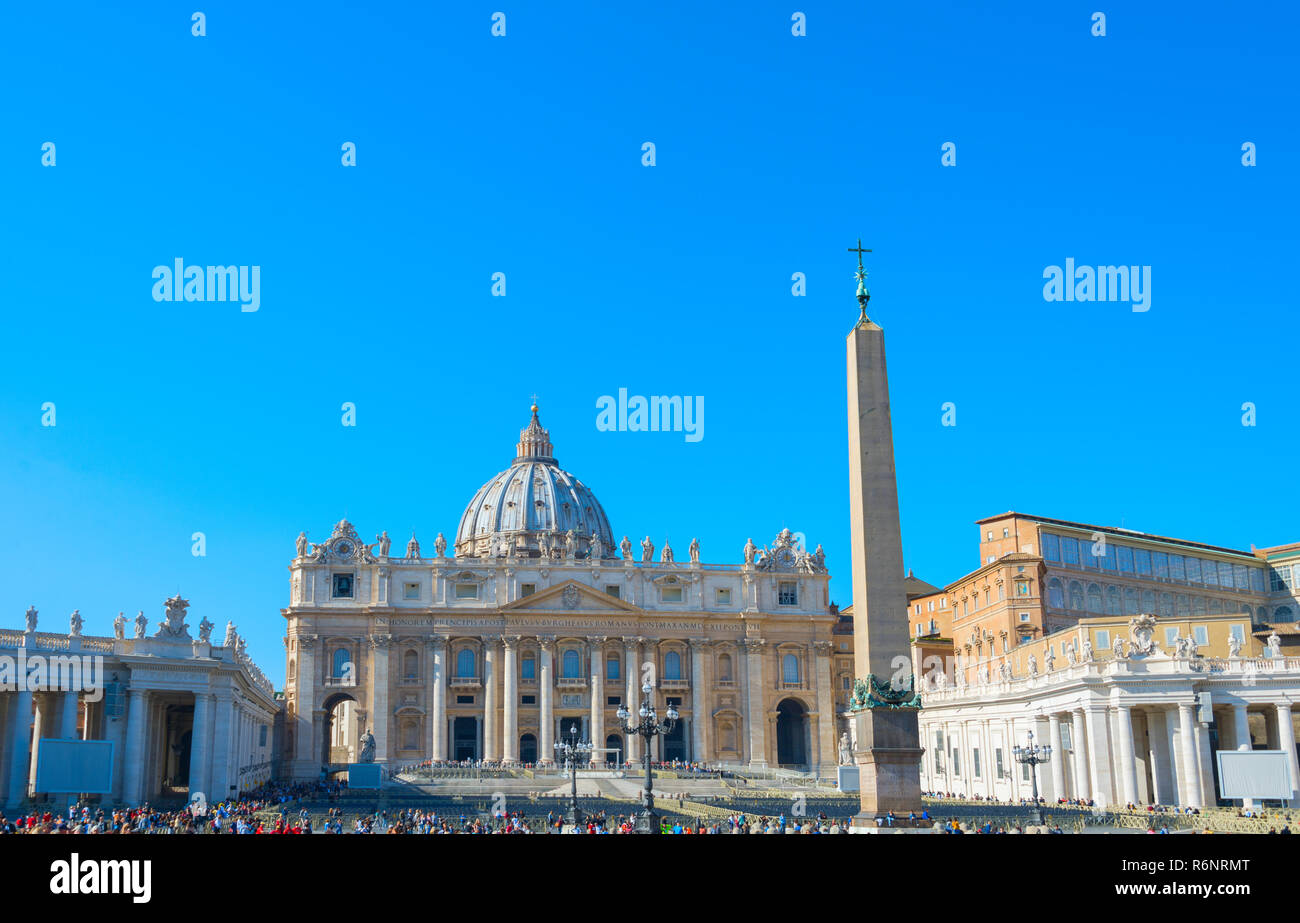 La basilica di San Pietro con il blu del cielo. Vaticano, Roma, Italia Foto Stock